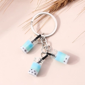Detail eines kreativen Bubble Tea Schlüsselanhängers mit drei Mini-Bechern in Blau-Verlauf