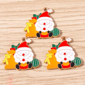 Detailansicht der Cartoon Weihnachtsmann Emaille Anhänger für DIY Schmuckherstellung