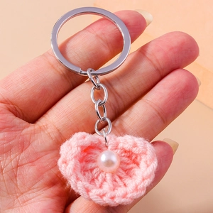 Handgestrickter rosa Herz-Schlüsselanhänger mit Perle und silbernem Schlüsselring