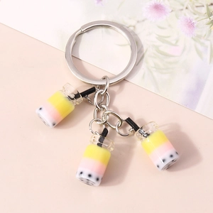 Detail von Bubble-Tea-Schlüsselanhänger mit bunten Harzanhängern und silbernem Ring