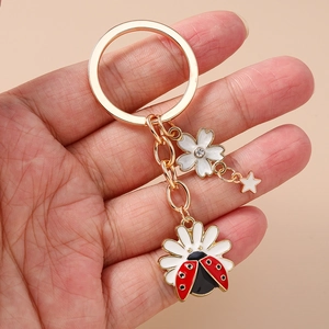 Pastoral style ladybug and daisy keychain with gold metal ring and white flower pendant