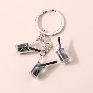 Drei Miniatur-Matcha-Tee-Anhänger an einem silbernen Schlüsselring aus Metall