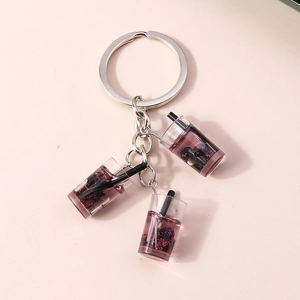 Detailansicht der dreifachen Bubble Tea Anhänger in rosa Harz mit Metall-Schlüsselring