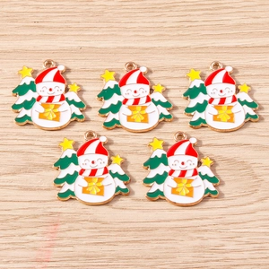 Nahaufnahme von DIY-Weihnachtsschneemann-Anhängern aus Emaille für die Schmuckherstellung