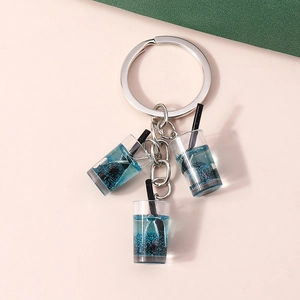 Detail von drei blauen Mini-Bubble-Tea-Anhängern an einem silbernen Schlüsselanhänger