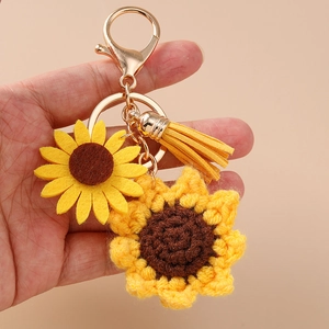 Portachiavi girasole fatto a mano all'uncinetto con nappa gialla e chiusura in oro