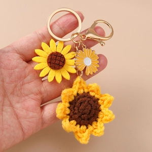 Portachiavi girasole fatto a mano con margherita all'uncinetto e ciondolo in metallo