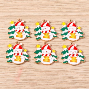 Detailansicht von sechs bunten Emaille-Weihnachtsschneemann-Anhängern für DIY-Schmuck