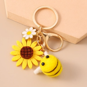 Dettaglio del portachiavi con ape di peluche e girasole con chiusura dorata e margherita