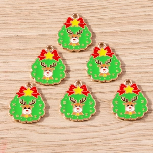 Detailansicht von 6 weihnachtlichen Rentier-Kranz-Anhängern aus Goldlegierung und Emaille