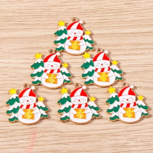 Detail von DIY Weihnachts-Schneemann-Emaille-Anhängern mit festlichen Goldmetallkanten