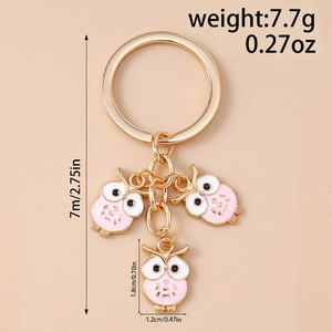 Détails des pendentifs chouettes en émail rose avec dimensions et poids de 7,7g affichés