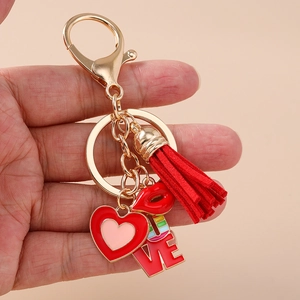 Modischer roter Herz Schlüsselanhänger mit LOVE Buchstaben und Quaste auf Goldmetall
