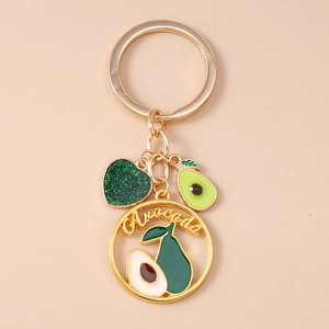 Dettaglio portachiavi avocado dorato con cuore glitterato verde e ciondolo inciso
