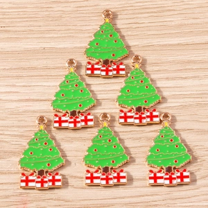 Gruppe grüner Emaille-Weihnachtsbaumanhänger mit roten Akzenten und goldenen Schlaufen