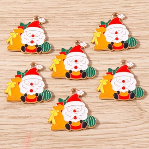 Detail bunter Emaille Weihnachtsmann Anhänger mit gelben Geschenktüten für DIY Schmuck