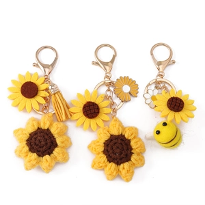 Set portachiavi girasole fatto a mano all'uncinetto con ape e nappa gialla