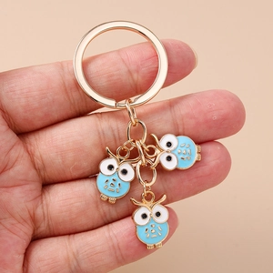 Porte-clés chouette doré avec trois pendentifs chouettes en émail bleu sur anneau