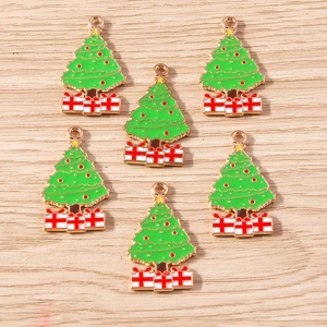 Detailaufnahme von Weihnachtsbaum-Anhängern aus Legierung für DIY-Schmuckbasteln
