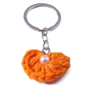 Handgefertigter orangefarbener Herz-Schlüsselanhänger mit Perle und Metallring