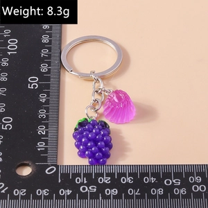 Détail du porte-clés fruits avec raisin violet et pendentif gelée sur échelle