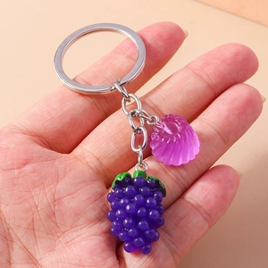 Porte-clés tendance pendentif raisin violet et coquillage avec anneau argenté