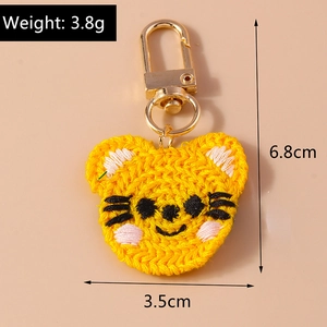 Vue détaillée des dimensions et du poids d'un porte-clés tigre jaune tricoté main