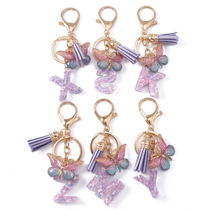 Portachiavi con lettere in resina glitter viola con ciondoli a farfalla e nappa moda