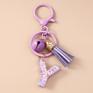 Vue détaillée du porte-clés lettre Y en résine violette avec cloche, pompon et paillettes