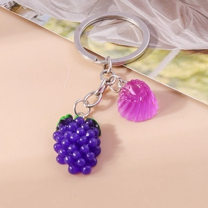 Vue détaillée du porte-clés raisins violets avec anneau argenté et pendentif en résine