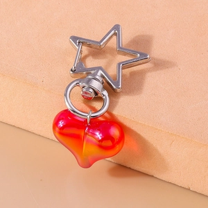 Fashionable star-shaped keyring with a gradient resin heart pendant in warm sunset tones