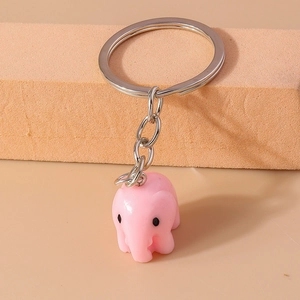 Nahaufnahme von süßem rosa Elefanten-Schlüsselanhänger aus Harz mit Metallring