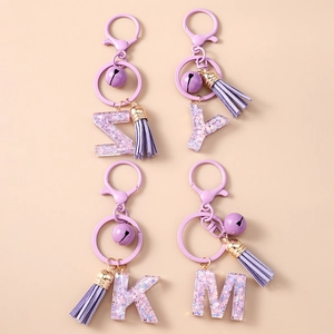 Porte-clés lettre en résine à paillettes violettes avec pompon et clochette pour sacs