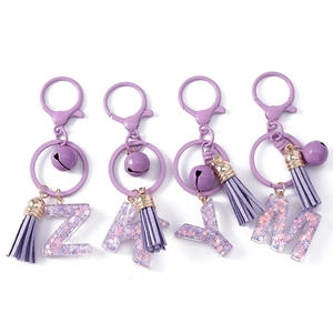 Porte-clés alphabétiques violets à paillettes avec clochettes et pompons en lavande