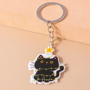 Détail du porte-clés chat noir mignon avec guirlande lumineuse jaune et étoile sur acrylique
