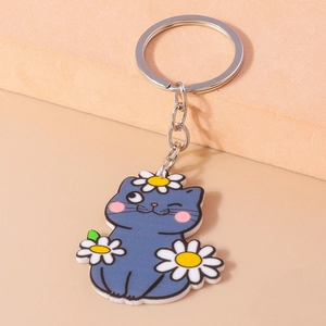 Gros plan du joli porte-clés chat en acrylique violet avec marguerites et anneau argenté