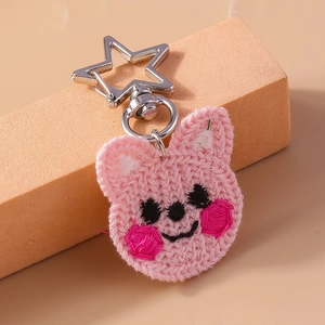 Détail du porte-clés lapin en tricot rose avec fermoir en métal argenté en forme d'étoile