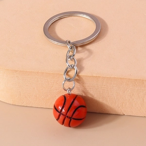 Vista dettagliata di un portachiavi mini basket arancione con anello in metallo argentato