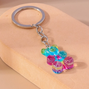 Vue détaillée d'un charm ours en résine translucide colorée avec anneau de porte-clés