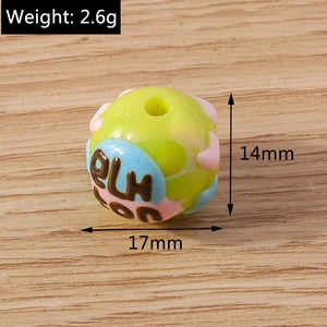 Detailweergave van een 14mm groene acrylkraal met hartpatroon en gegraveerde letters