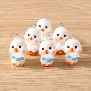 Vue détaillée de 6 breloques poussins en résine pour la création de bijoux DIY et porte-clés