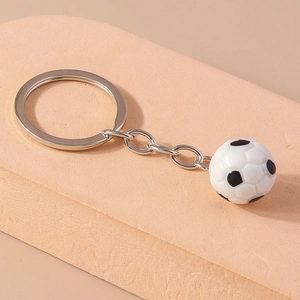 Dettaglio ravvicinato di un portachiavi a forma di pallone da calcio su base in pietra