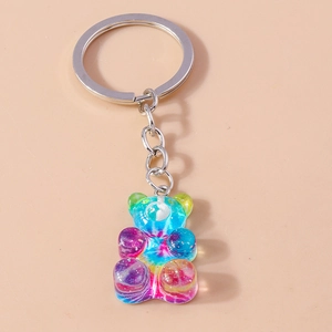 Détail macro d'un porte-clés ours en résine dégradé multicolore avec anneau en métal argenté