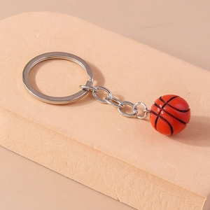 Primo piano di un portachiavi a forma di pallone da basket arancione realistico
