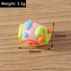 Macro-opname van 20mm harskralen met afmetingen en gewicht voor DIY-sieraden maken