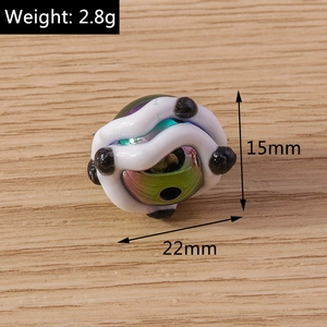 Macro-opname van een 22mm x 15mm paars-groene glazen kraal voor DIY-sieraden en hobby's