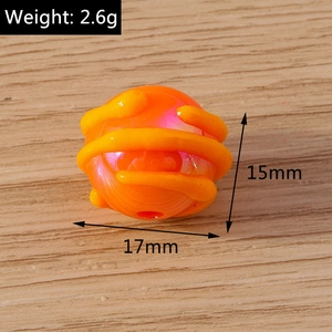 Macro-opname van een 17mm oranje bloemkraal met gele strepen voor doe-het-zelf sieraden