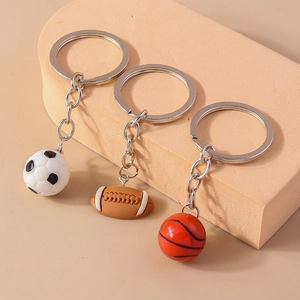 Dettaglio di portachiavi sportivi con mini palloni da calcio, basket e rugby