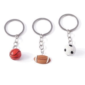 Set di portachiavi sportivi creativi con pallone da basket, football americano e calcio