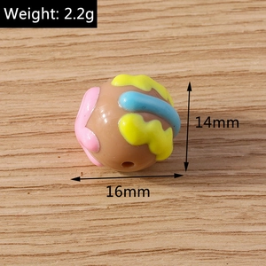 Detailweergave van een 16mm bruine hars bloemkraal voor DIY sieraden maken